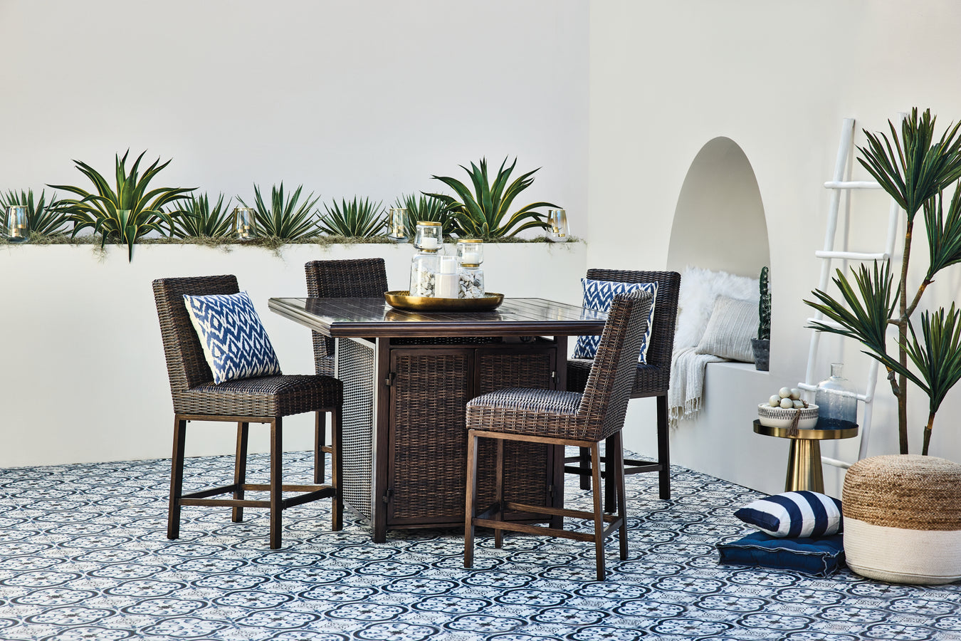Outdoor Furniture > Outdoor Dining